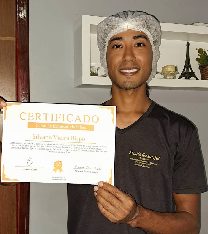 Aluno segurando o certificado do curso de extensão de cílios